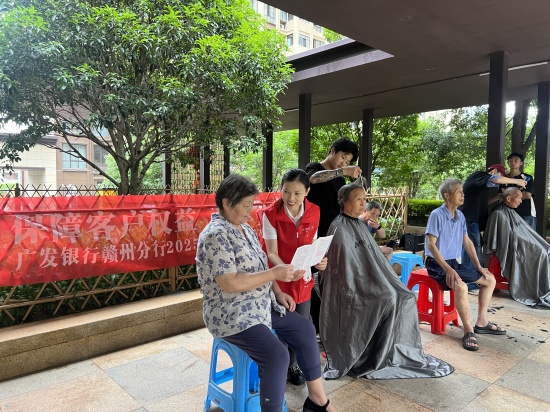 廣發(fā)銀行贛州分行開(kāi)展“普及金融知識(shí)萬(wàn)里行”公益活動(dòng)